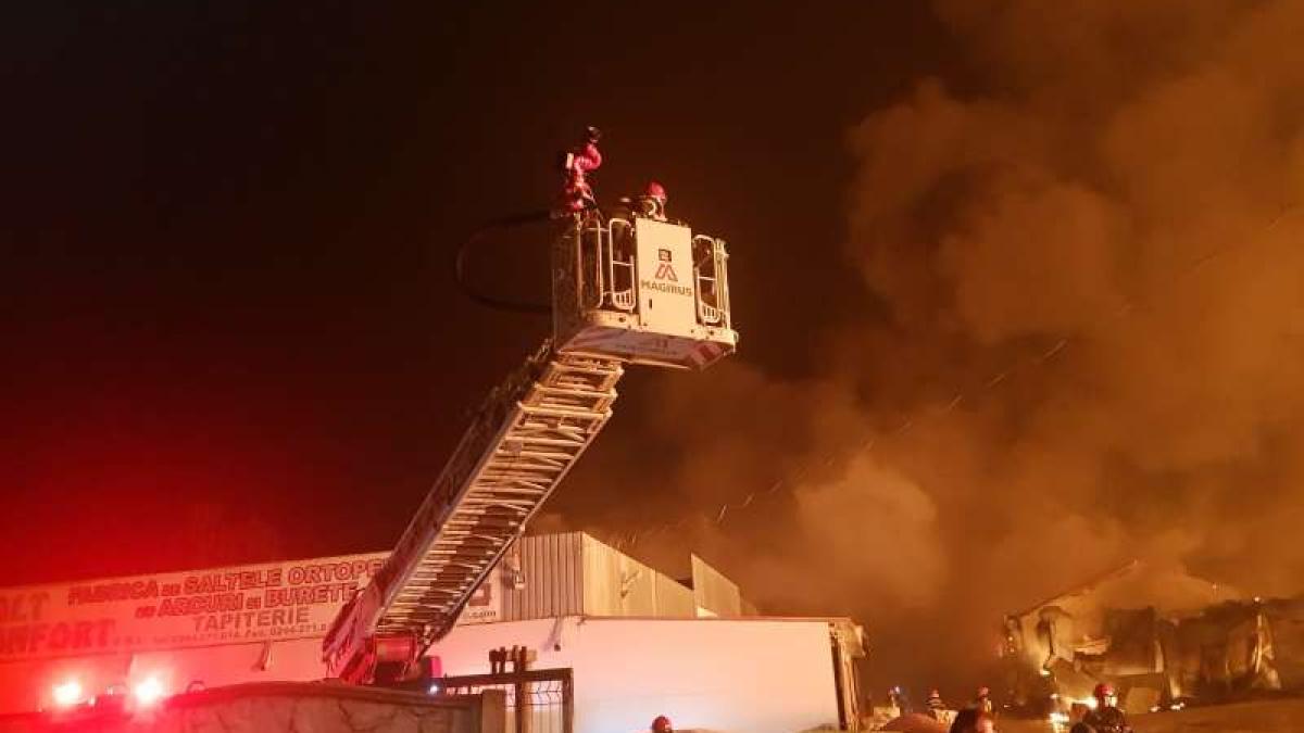 Incendiul la fabrica de saltele din Urlaţi nu a încă fost lichidat