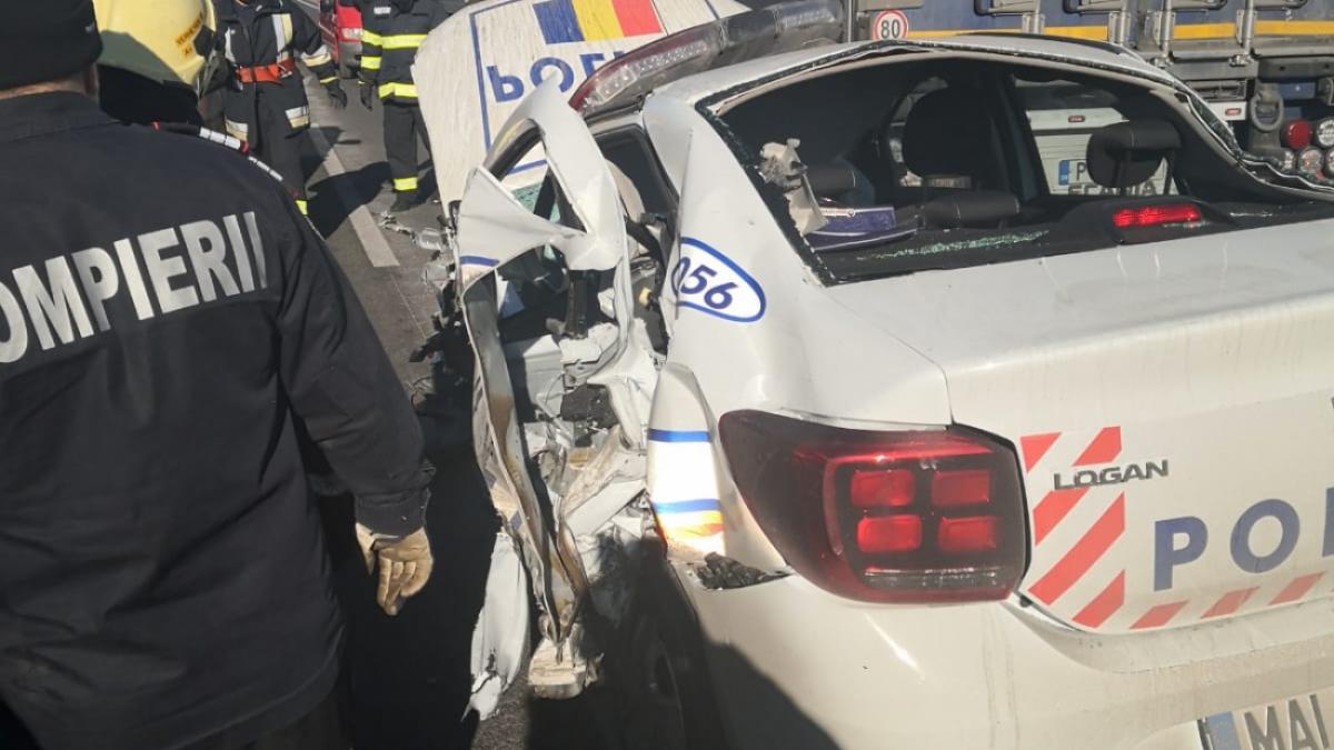 Mașină de poliție implicată într-un accident grav la Caraș-Severin. Doi agenţi au fost grav răniți