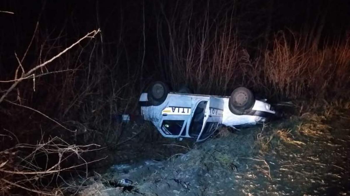 Poliţistă rănită după ce s-a răsturnat cu mașina de poliție în Pădurea Noroieni, la Satu Mare