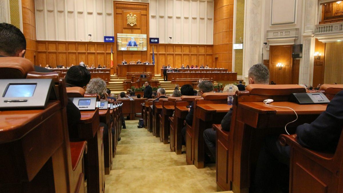 Senatul, convocat în sesiune extraordinară pentru OUG privind prorogarea termenului pentru majorarea alocaţiilor 