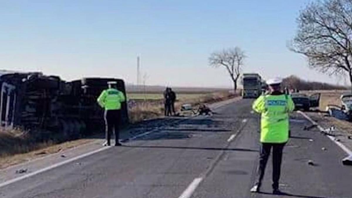 UPDATE. Accident grav în Argeș: O persoană a murit în urma coliziunii între trei autoturisme şi o autocisternă. Garda de Mediu spune că există pericol de poluare