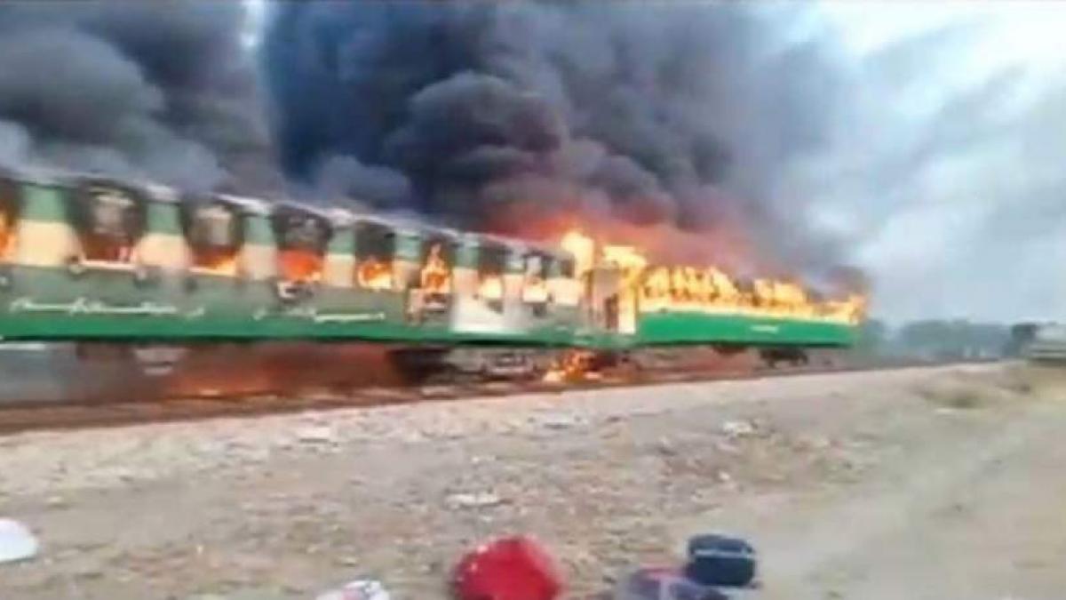 Incendiu la Hunedoara. Locomotiva unui tren de marfă a luat foc