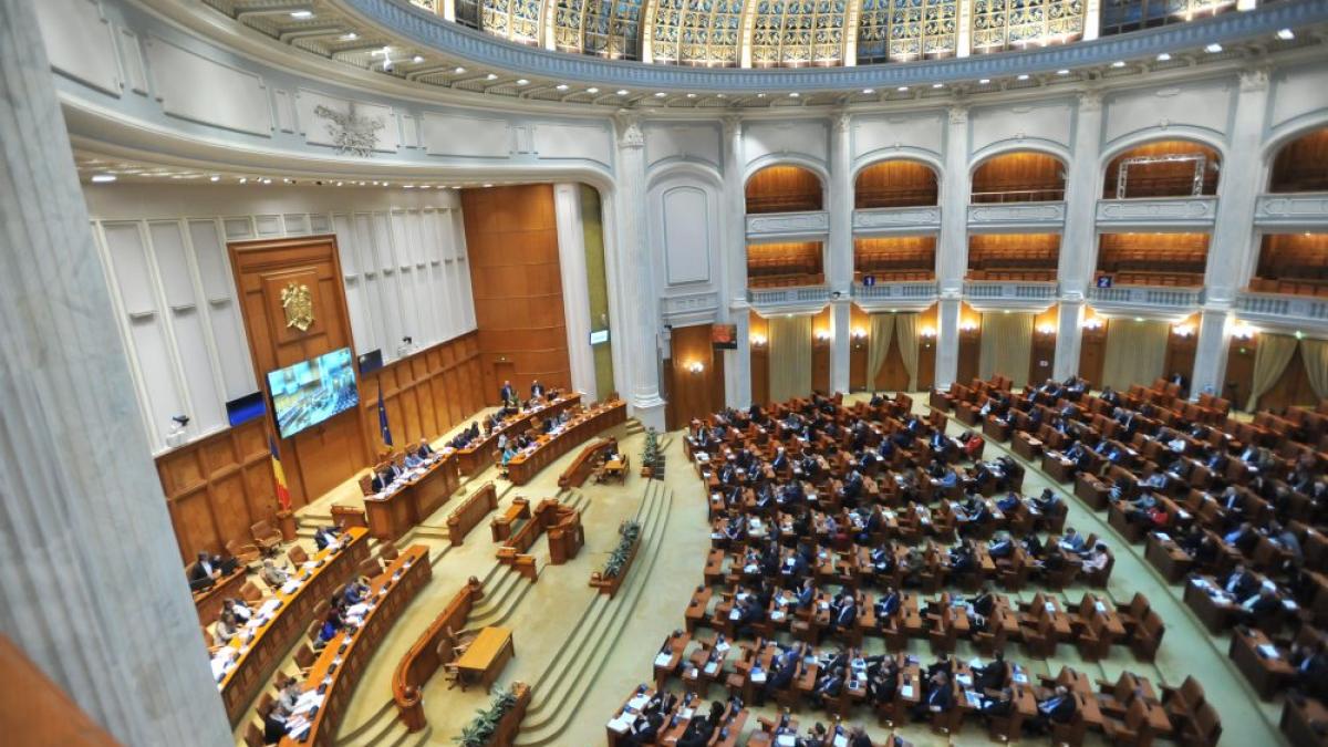 Tensiune maximă în Parlament. Au început dezbaterile asupra proiectului privind eliminarea pensiilor speciale