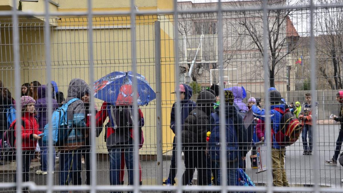 Naveta elevilor, decontată pentru cel mult 50 km