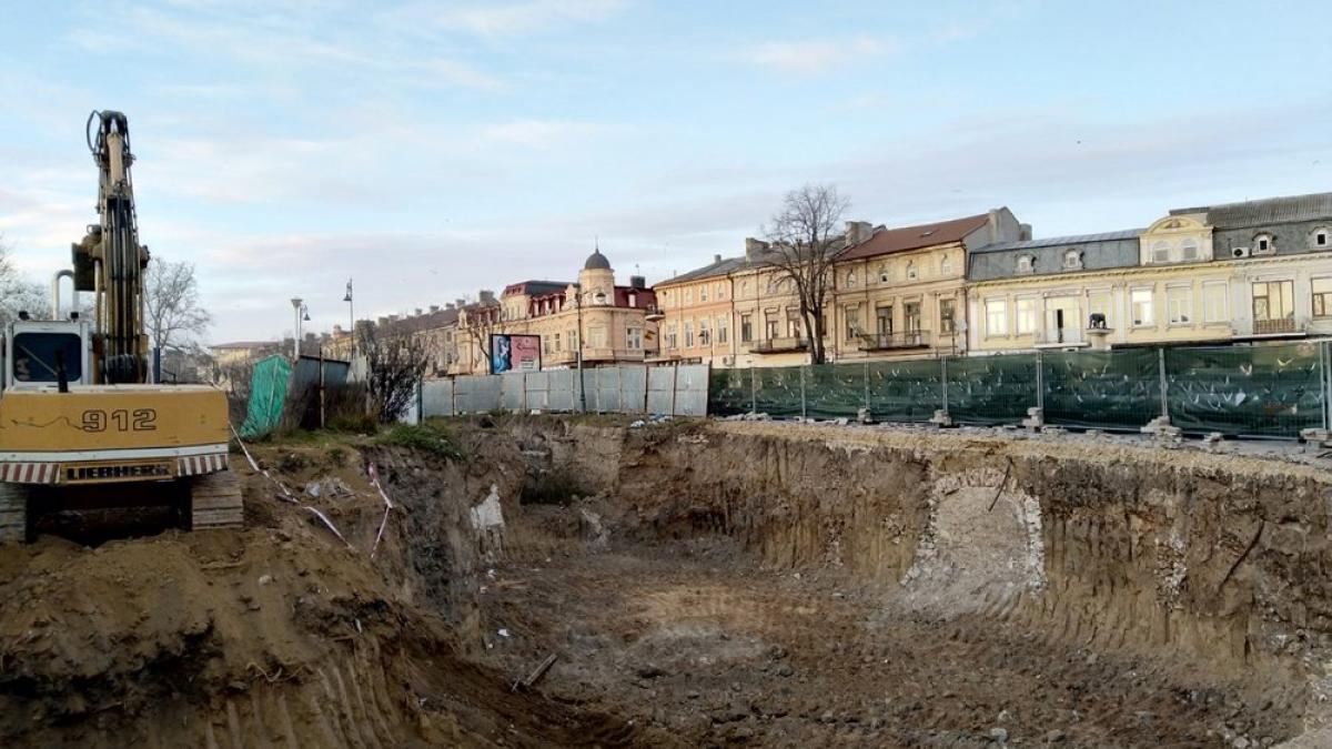 S-au stopat lucrările la blocul ridicat pe vestigii