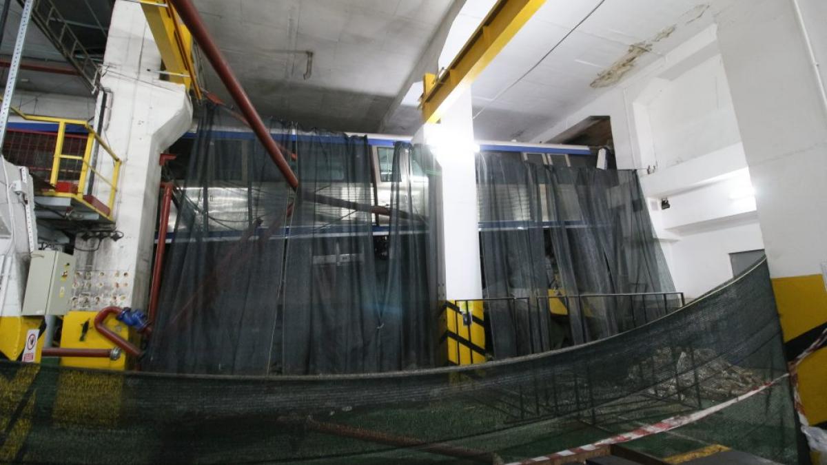 Metroul „zburător” stă înfipt în parapet de 1 an