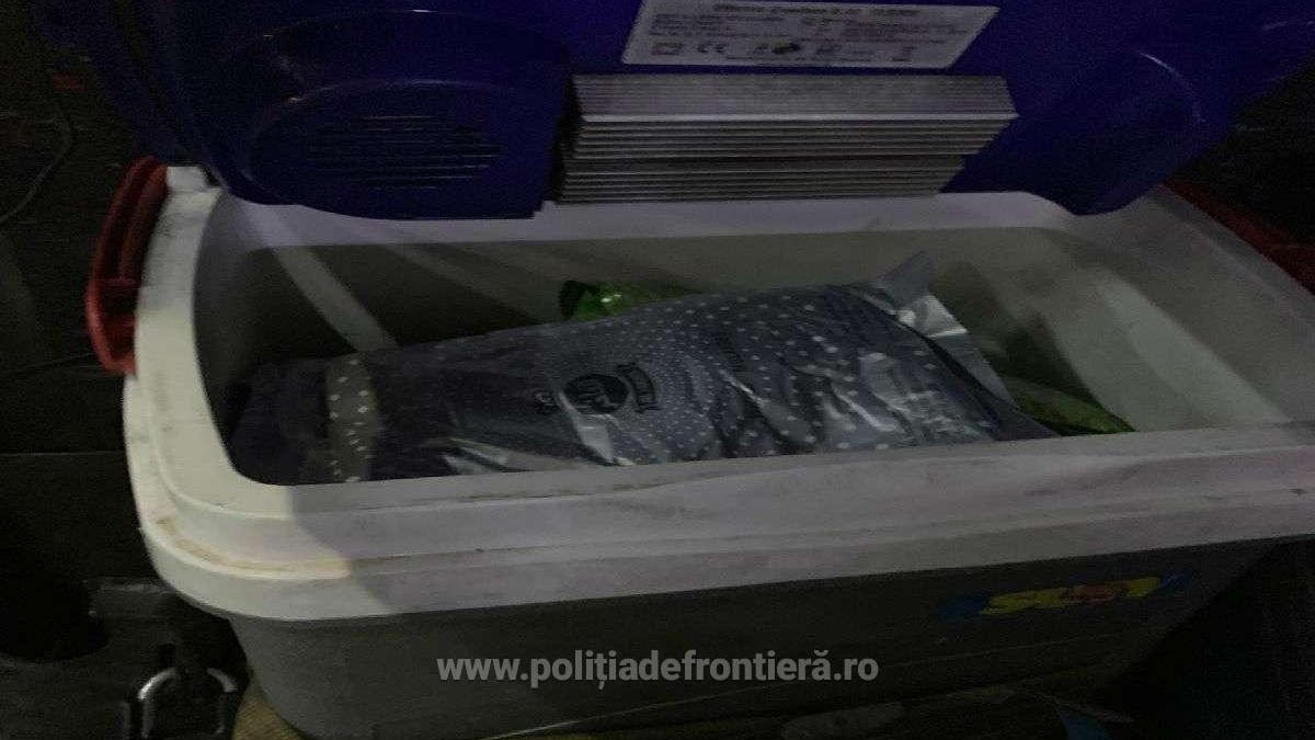 Sute de pachete cu tutun pentru narghilea, ascunse într-un autoturism condus de un moldovean
