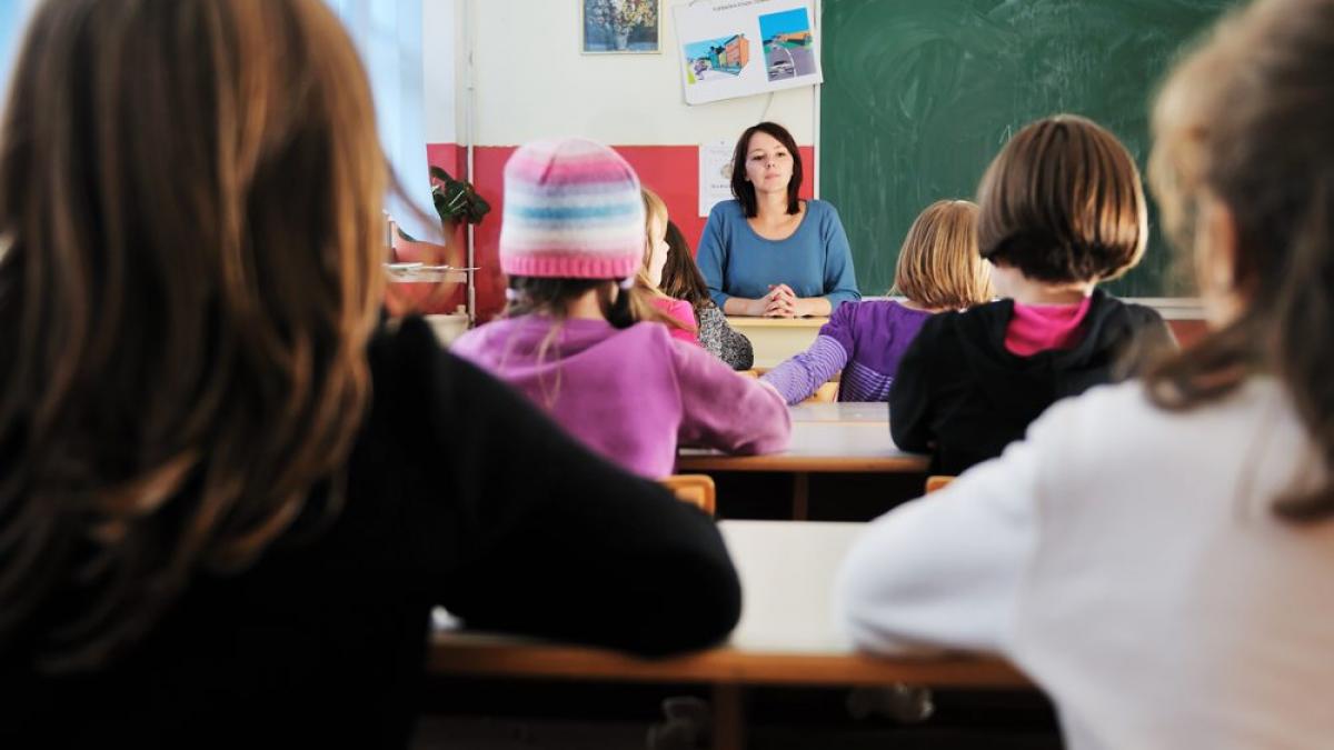 Un proiect de lege trimite elevii şi profesorii în tabere opuse