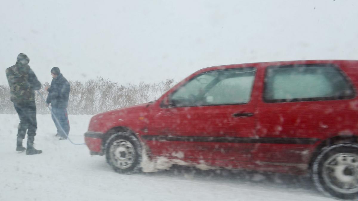 Zeci de autoturisme au rămas blocate pe drumul spre Cota 1400