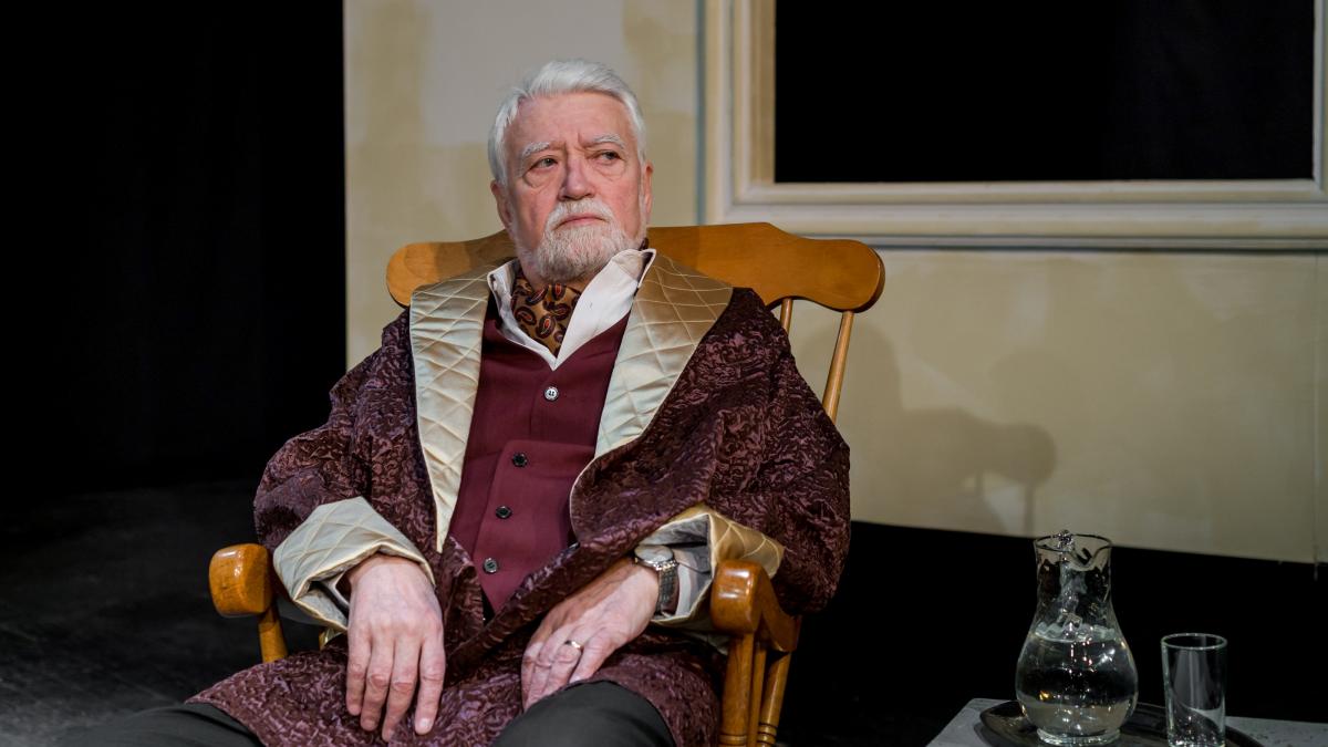 Când fericirea se află în trecut/aniversarea celor 50 de ani de teatru ai actorului Emil Coșeru