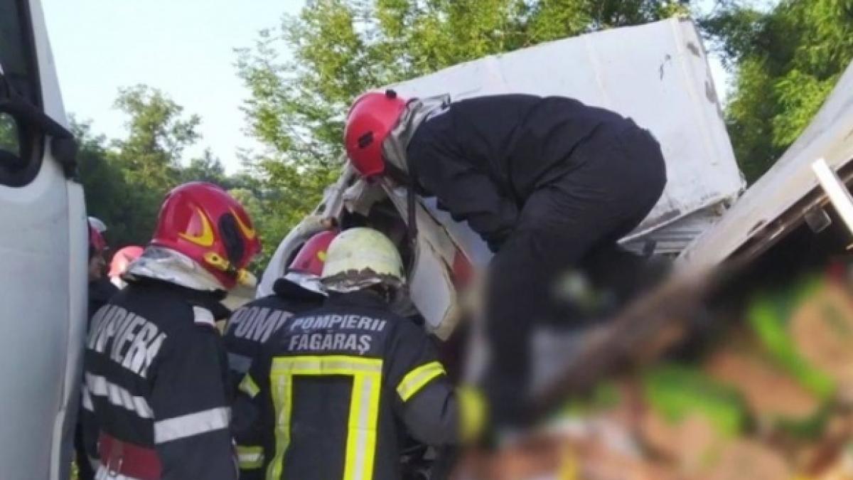 Autoutilitară lovită de tren în Brașov. Șoferul a suferit un traumastism cranio-cerebral