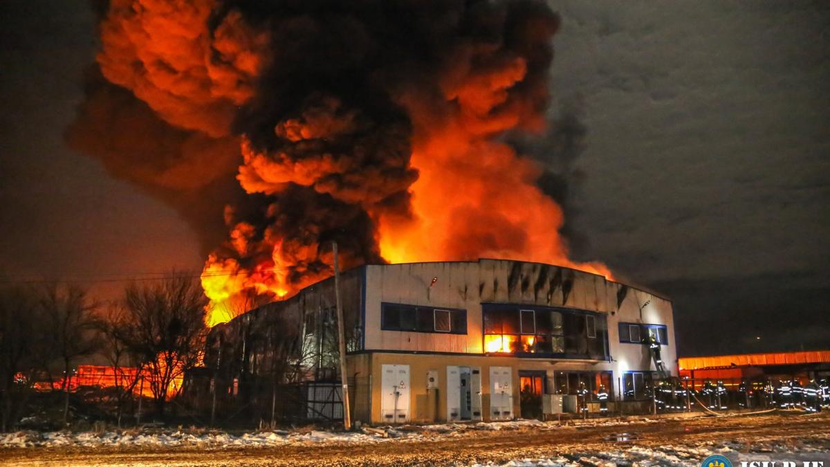 Incendiu puternic în Ilfov. 16 autospeciale au intervenit
