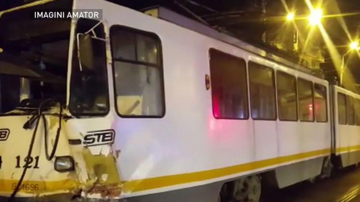 Accident GRAV în Capitală. Două tramvaie s-au ciocnit. Cinci persoane au fost rănite