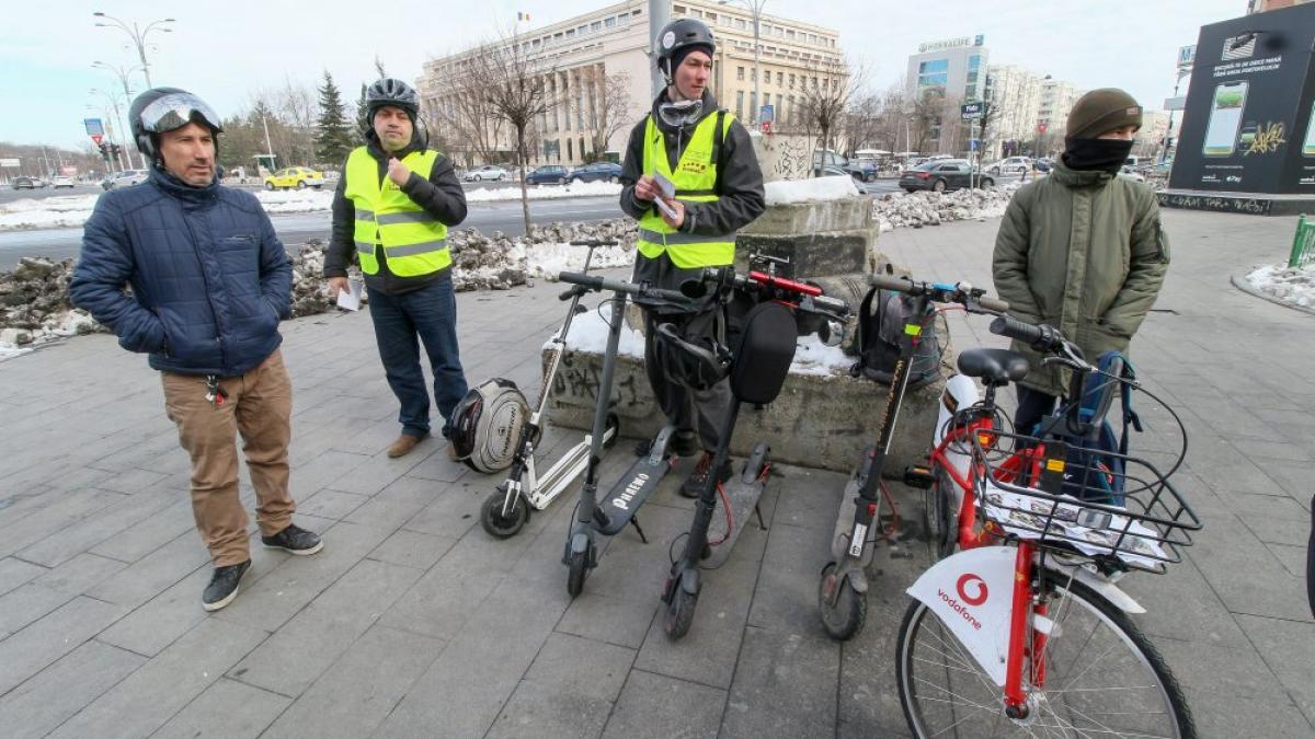 Protest cu trotinetele electrice, la Palatul Victoria