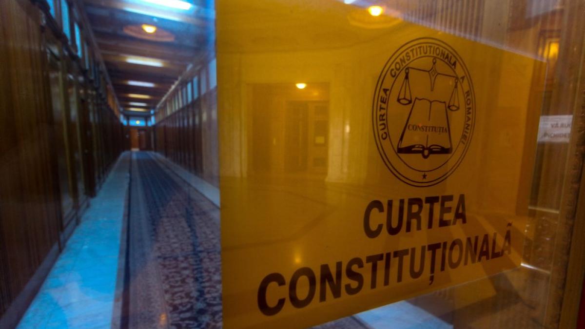 CCR a admis obiecţia de neconstituţionalitate în cazul angajării răspunderii Guvernului pe OUG 114