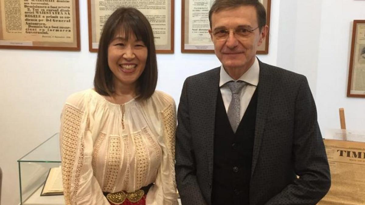 O japoneză îndrăgostită de Eminescu i-a cucerit pe mai marii Academiei Române
