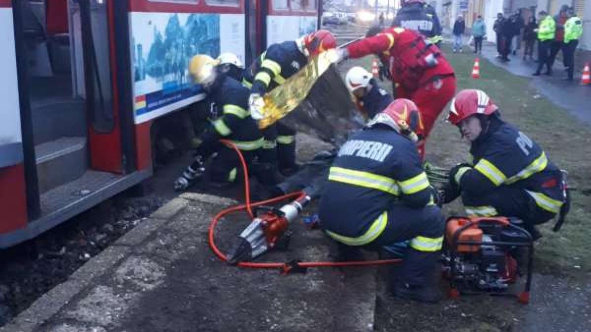 Tragedie în Arad. O persoană a murit prinsă sub un tramvai