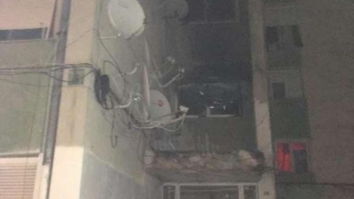 Incendiu violent într-un bloc din Târnăveni. Treisprezece persoane între care şi patru copii au ajuns la spital