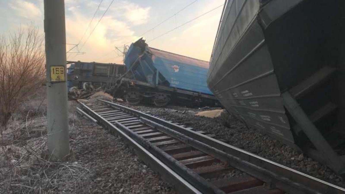 Trei trenuri anulate luni după-amiaza în urma deraierii unui tren de marfă în Olt