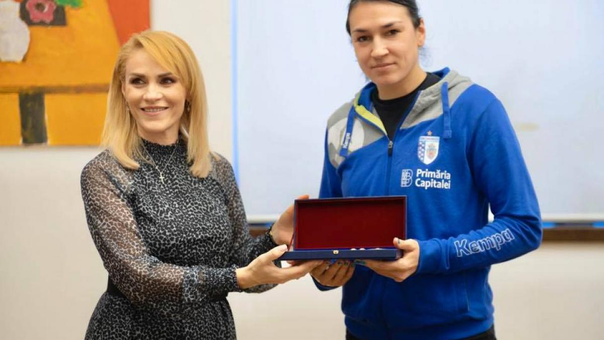 Cristina Neagu a primit Cheia Bucureştiului de la primarul general. Contractul jucătoarei a fost prelungit