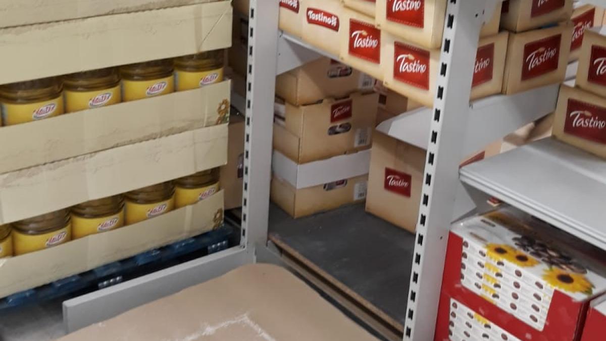 Frica de coronavirus. Românii au luat cu asalt magazinele penntru a-și face provizii