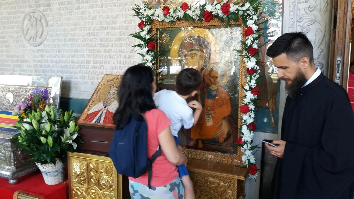 Sfaturi anti-coronavirus de la Patriarhia Română. Enoriașii pot evita temporar sărutarea icoanelor din biserică