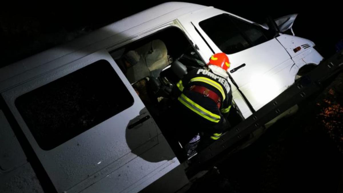 Un microbuz cu persoane care urmau să ajungă în Anglia a căzut în râul Bicaz