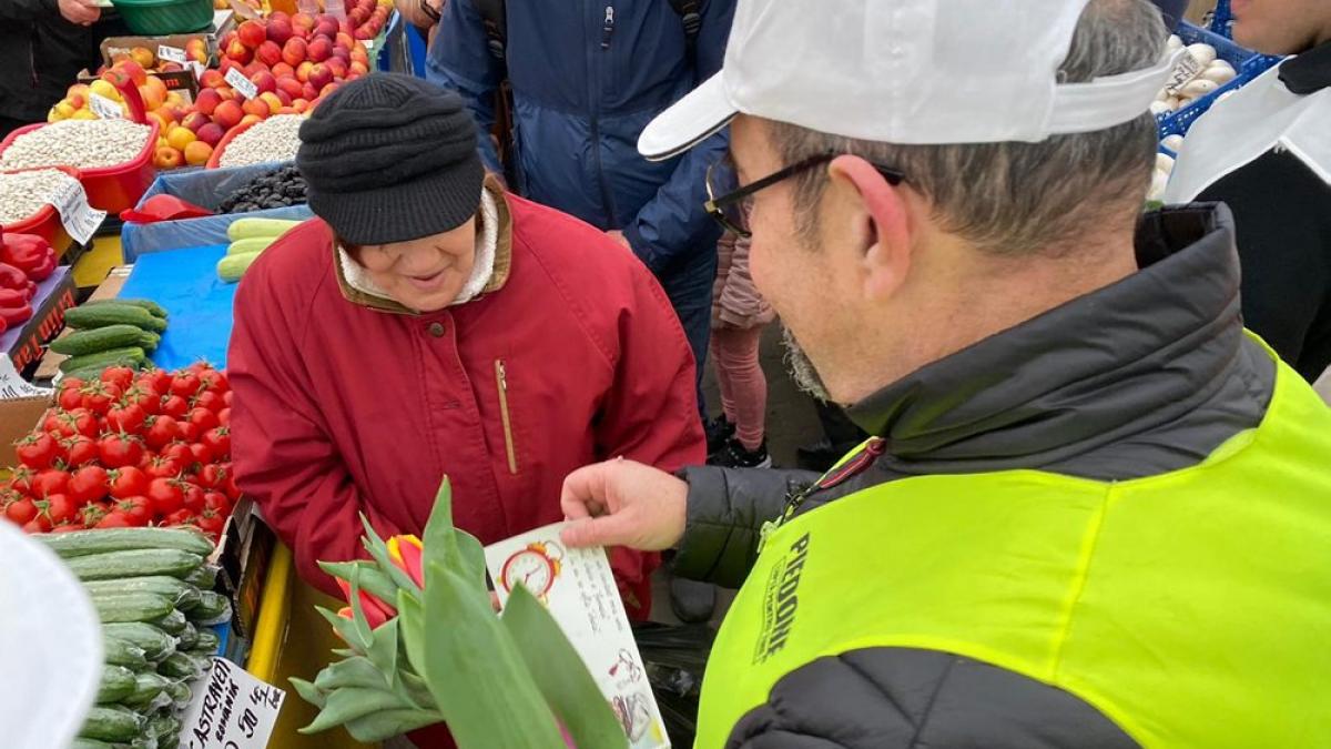PPUSL a „bombardat” cu flori doamnele și domnișoarele din sectorul 5
