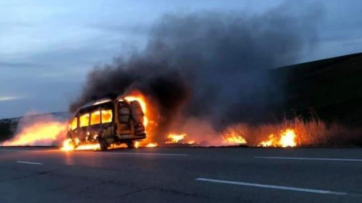 Un microbuz de călători a ars complet la Iași. Zece persoane s-au autoevacuat