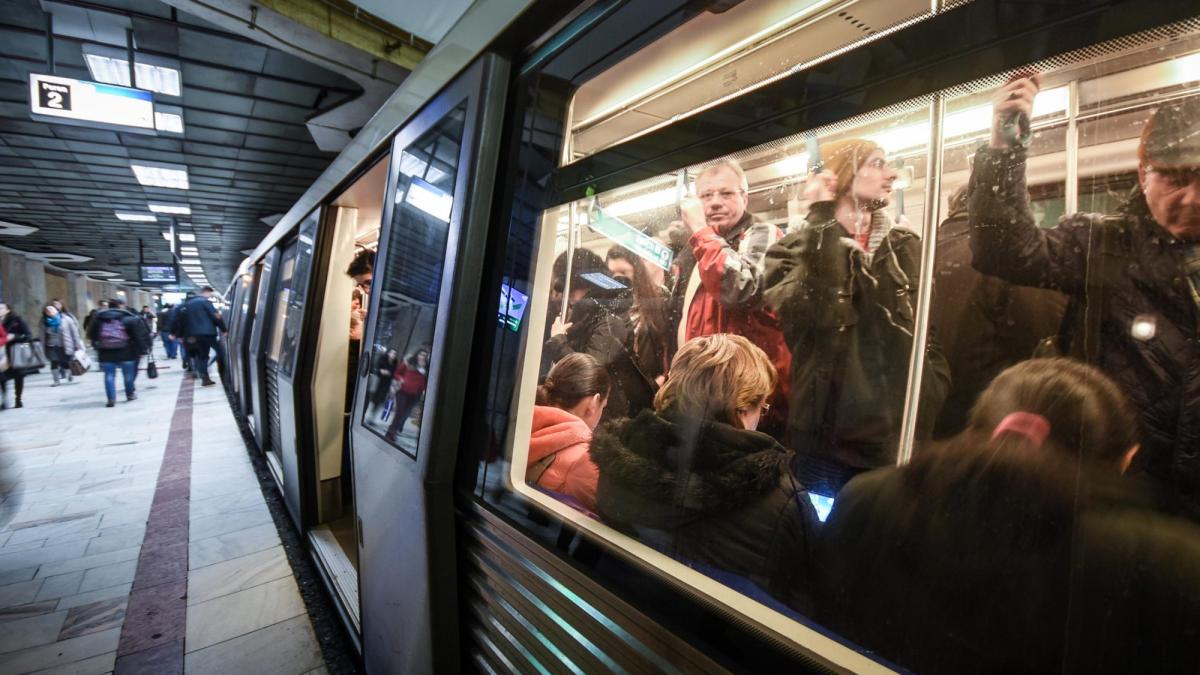 Metrorex ia măsuri suplimentare împotriva coronavirus: Dezinfecţia barelor de susţinere și butoanelor de deschidere a uşilor 