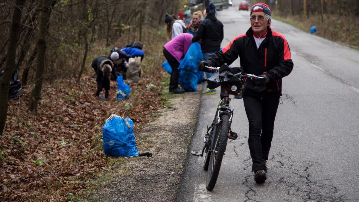 Plogging pentru România: la cules de gunoaie, în pas alergător