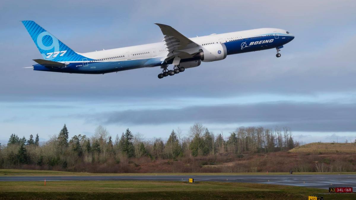 Un avion cu 98 de pasageri a aterizat la Târgu-Mureș din Germania. Cele 41 de persoane au intrat în izolare acasă