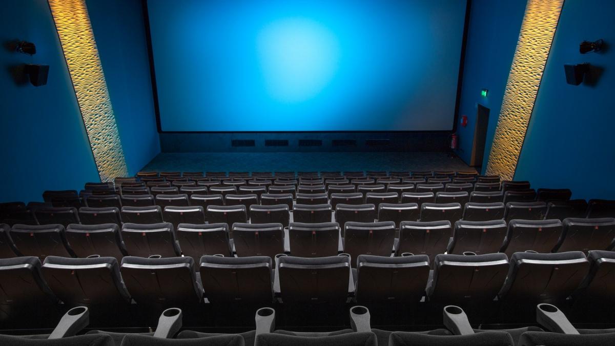 COVID-19: Cinefilii, îndemnați să lase un loc liber între ei în cinematografe 