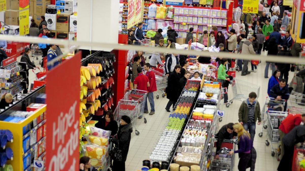 Accesul românilor în marile magazine ar putea fi limitat de retaileri