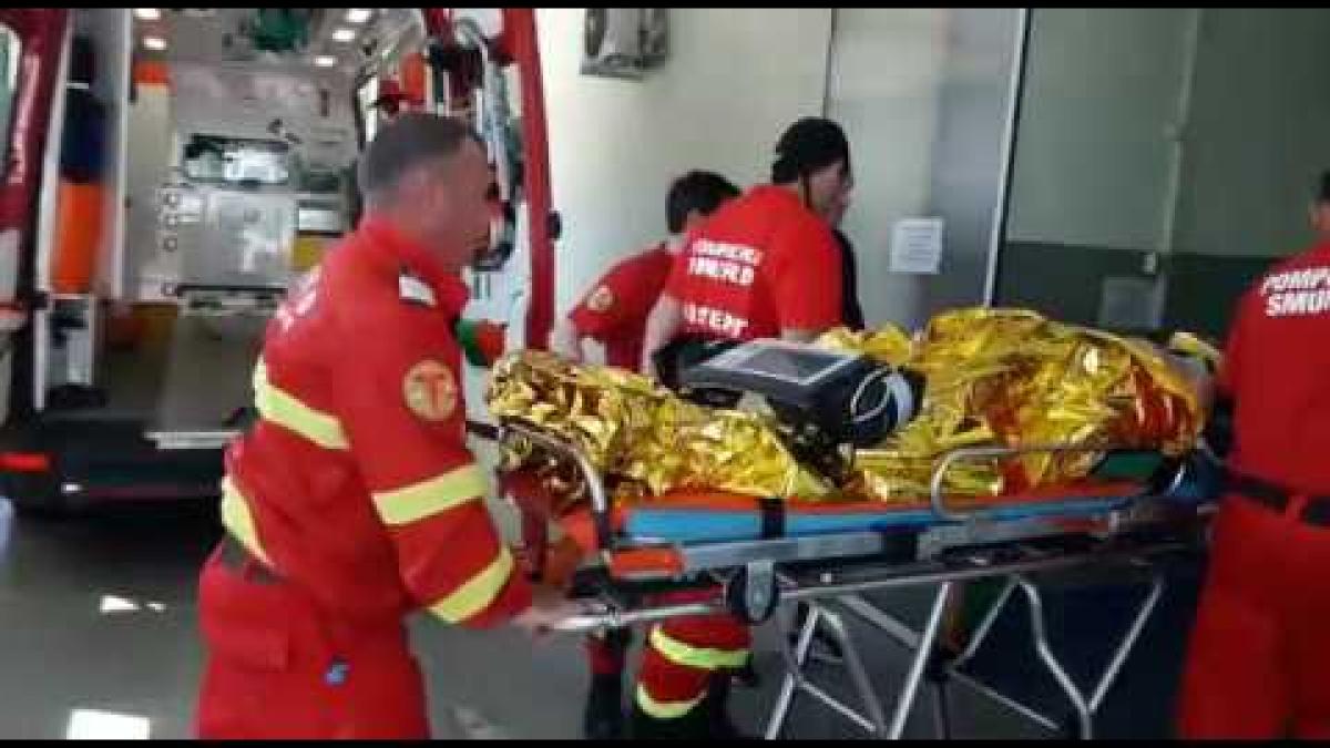 Adolescent rănit grav, după ce a căzut de pe un stâlp de electricitate. Medicii l-au găsit inconștient