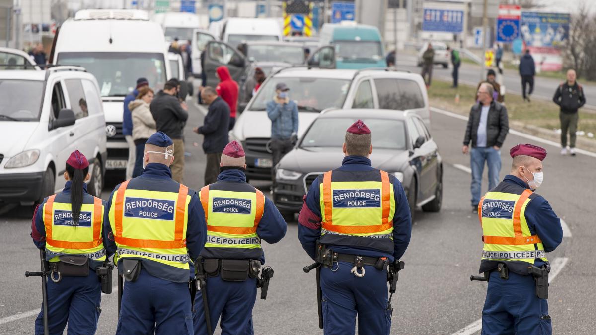 Cozi de zeci de kilometri la frontierele statelor UE