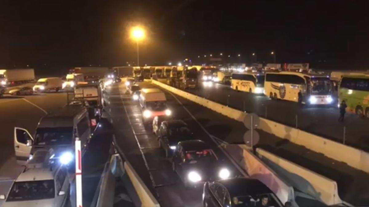 VIDEO Mii de români au intrat în țară, noaptea trecută, prin vămile românești de la granița cu Ungaria