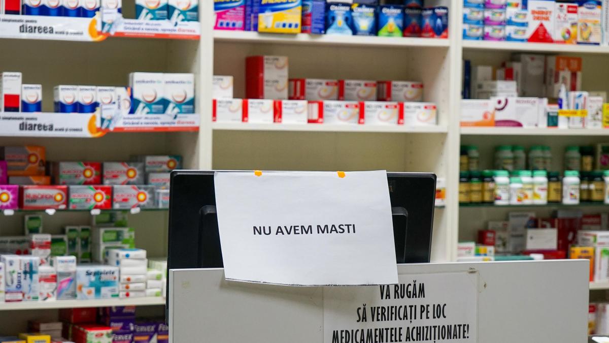 Lecții de croitorie. Medicii de familie, învățați să-și croiască măști