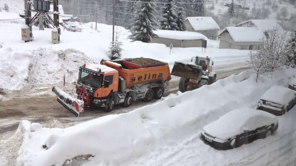 Zăpadă de 20 de centimetri la Rânca. Intervin drumarii