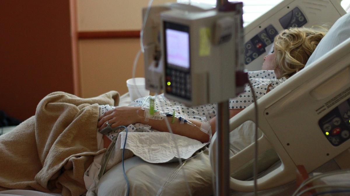 O femeie care a născut în 13 martie la MedLife Grivița, diagnosticată cu COVID-19. Maternitatea este suspendată
