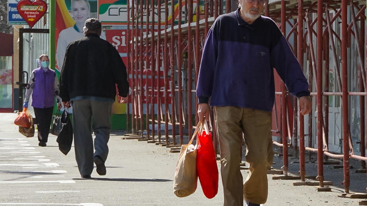 Carantina generală. În intervalul legal, seniorii iau cu asalt pieţele