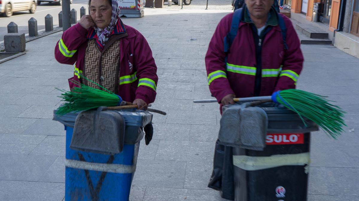 Angajaţii de la salubritate păstrează curăţenia pe străzi şi se expun coronavirusului 12 ore pe zi