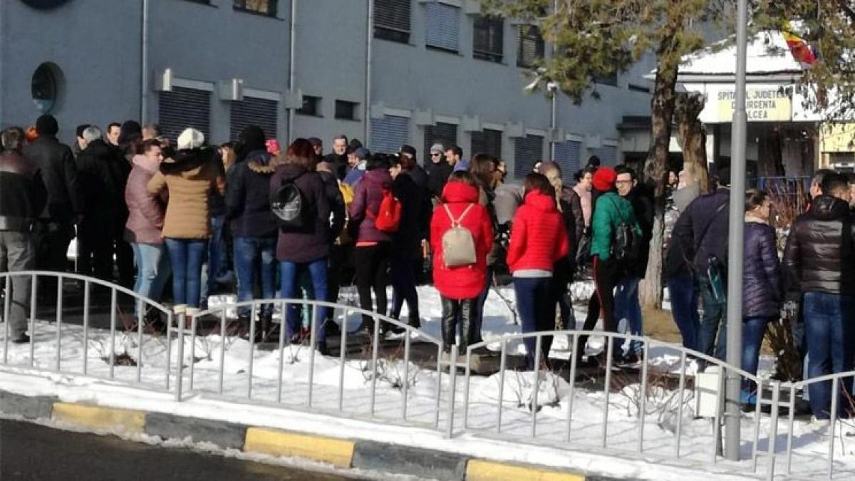 Protest al angajaților Spitalului din Dorohoi față de transformarea unității în spital suport