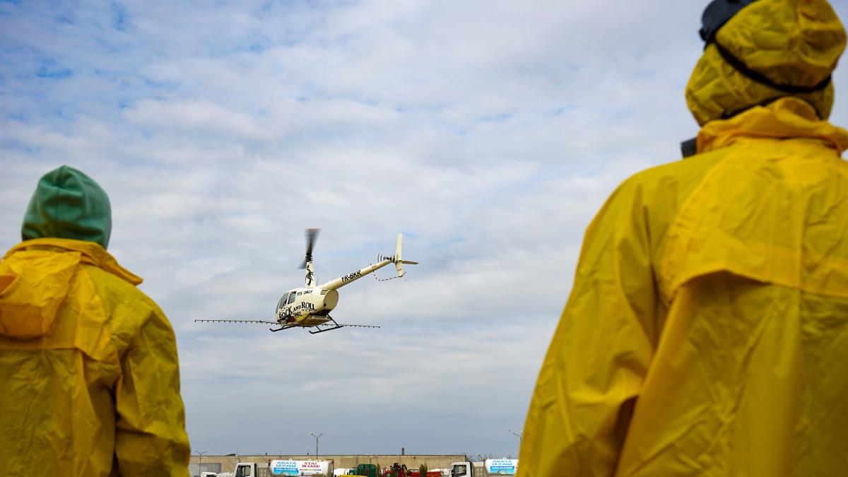 Galerie FOTO Sectorul 6: apă oxigenată din elicopter