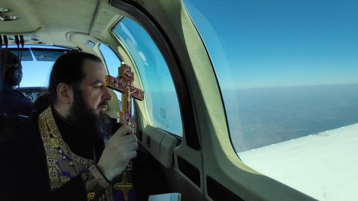 trei preoti s au urcat in avion si au facut inconjurul republicii moldova pentru a se ruga