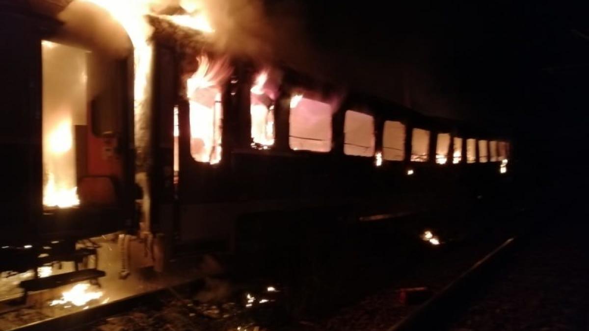 Crimă sau accident la Brașov? Un cadavru carbonizat a fost descoperit în vagonul unui tren afectat de incendiu