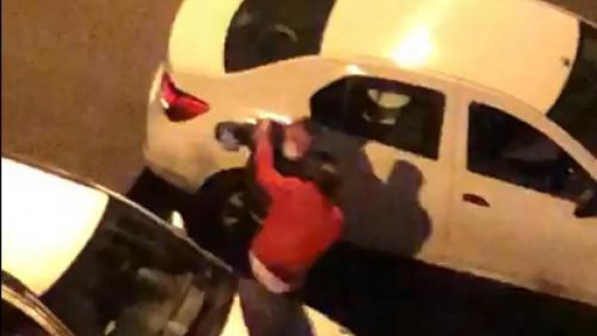 Un bărbat surprins pe stradă fără declarație a fost bătut crunt de un polițist. Poliția Capitalei a declanșat o anchetă