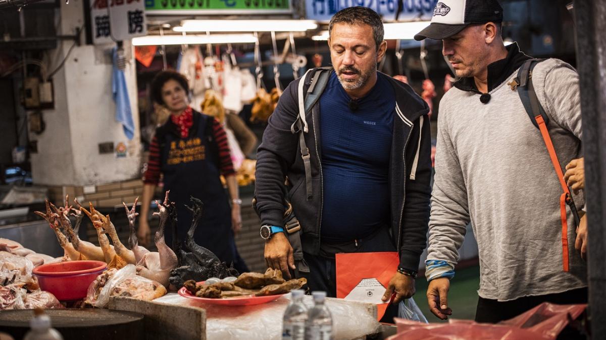 Asia Express a doborât un nou record de audienţă. Drumul Comorilor continuă cu degustări exotice în Taiwan – gât de raţă şi oul centenar