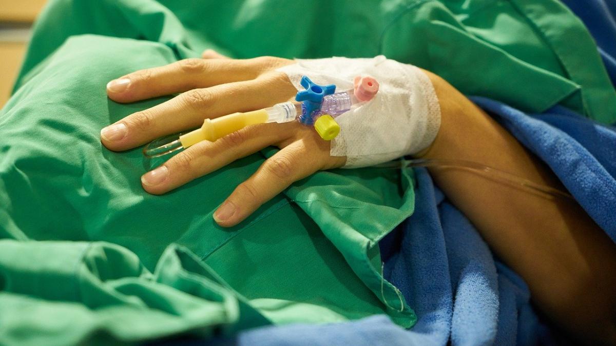SCANDALOS. O bolnavă de coronavirus, așezată la Spitalul Târgu Neamț  lângă o femeie care făcea dializă