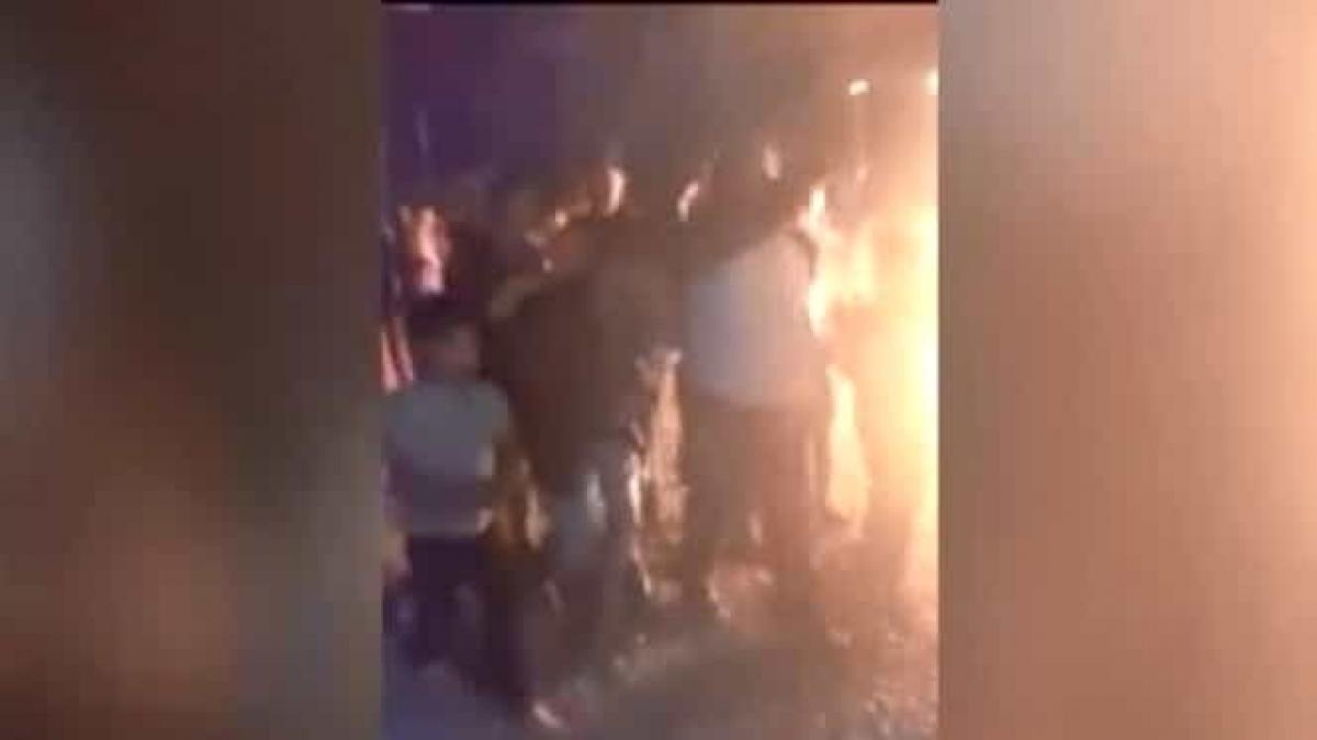 Sute de oameni au ieșit în stradă în noaptea de Înviere. Au dat foc unor cauciucuri şi au făcut scandal. Polițiștii au intervenit